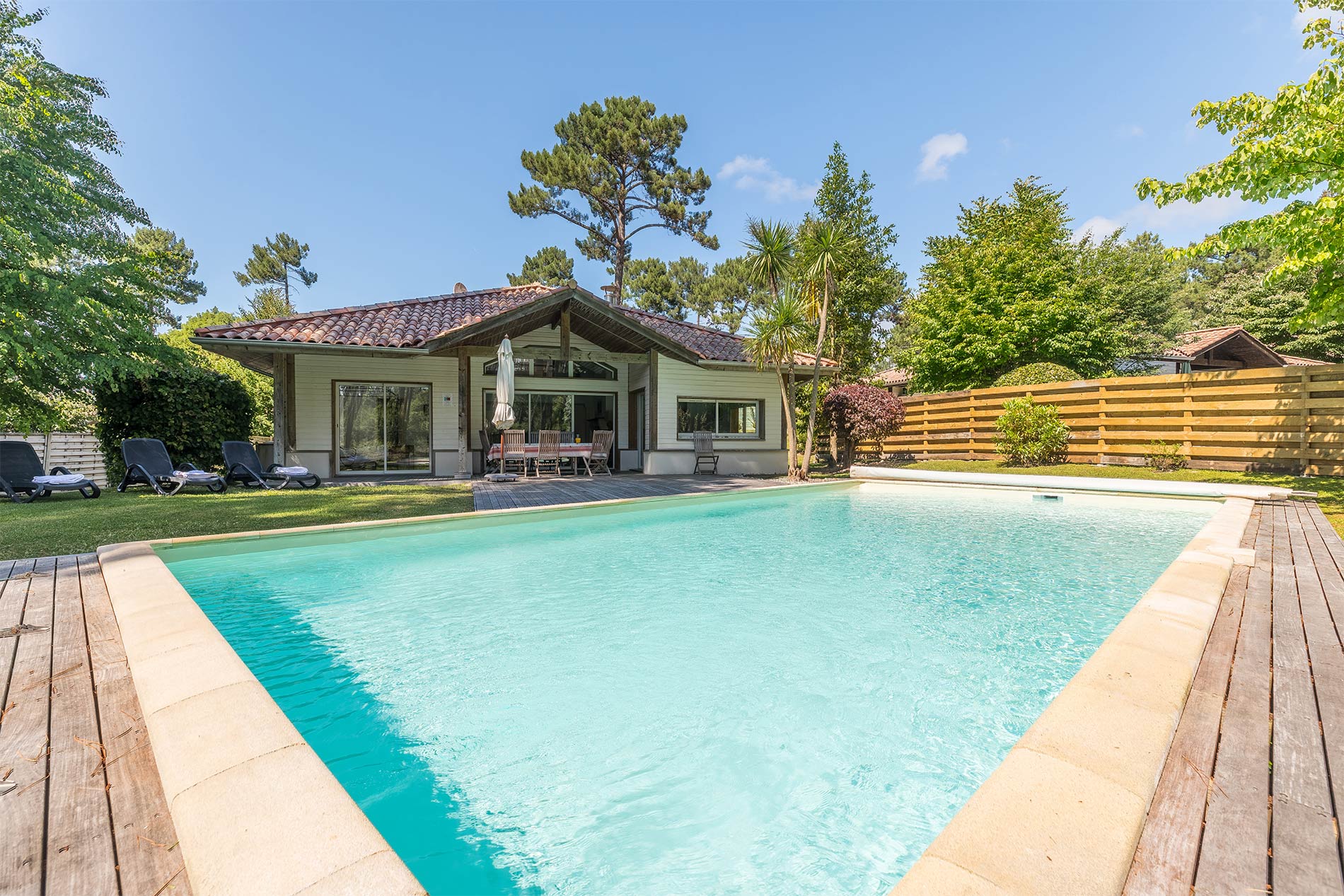 Villa holidays with private pools and gardens close to the best golf courses in France