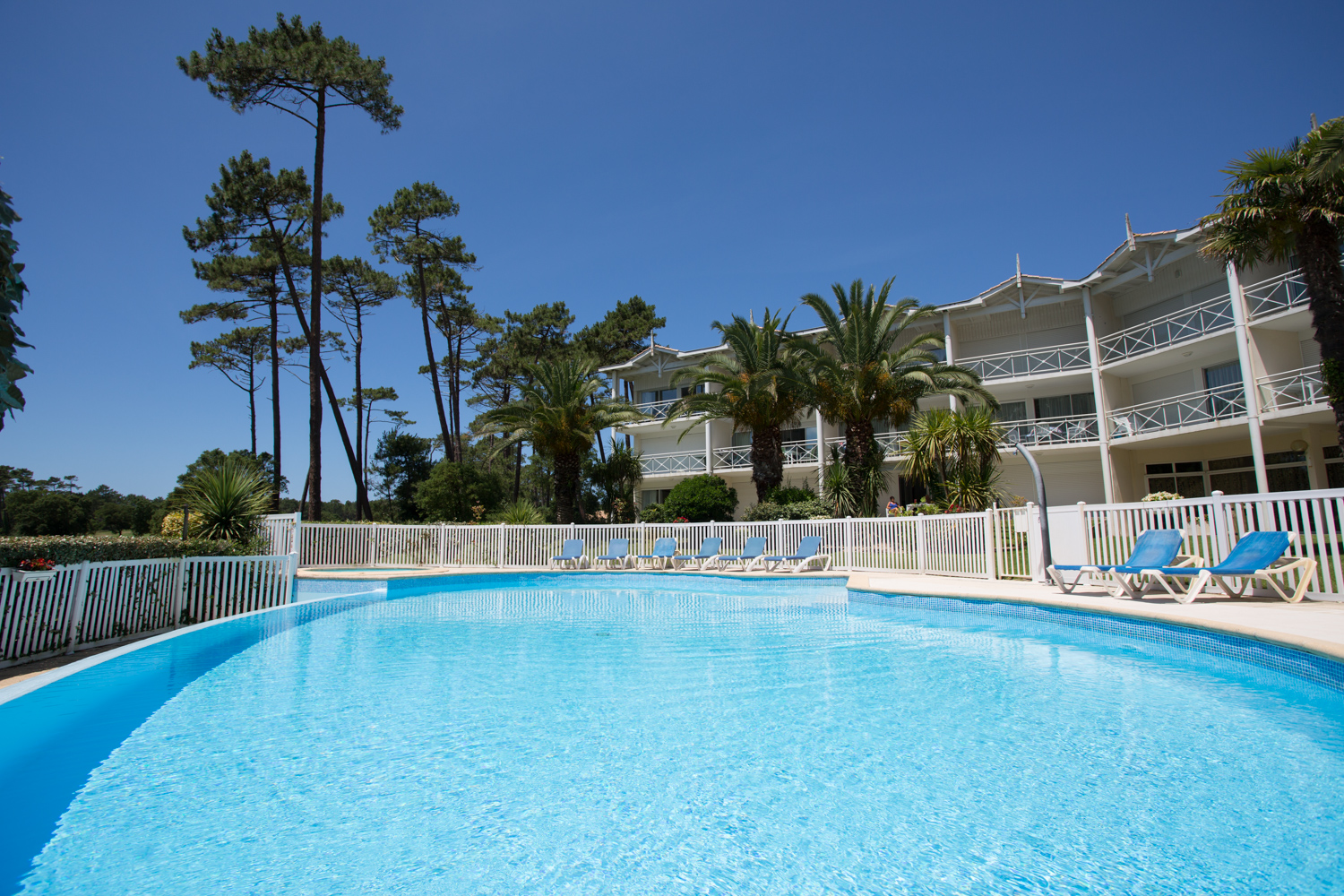 Outdoor swimming pool at the Summer France apartments Residence du Golf in Moliets in Aquitaine