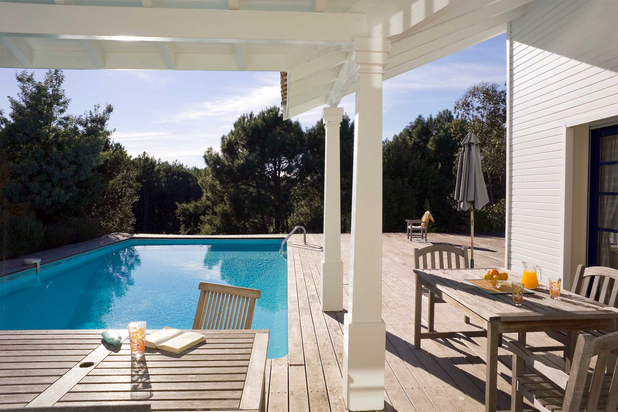 Outdoor swimming pool and terrace at the Summer France Villas Club Royal Aquitaine in Moliets in Aquitaine