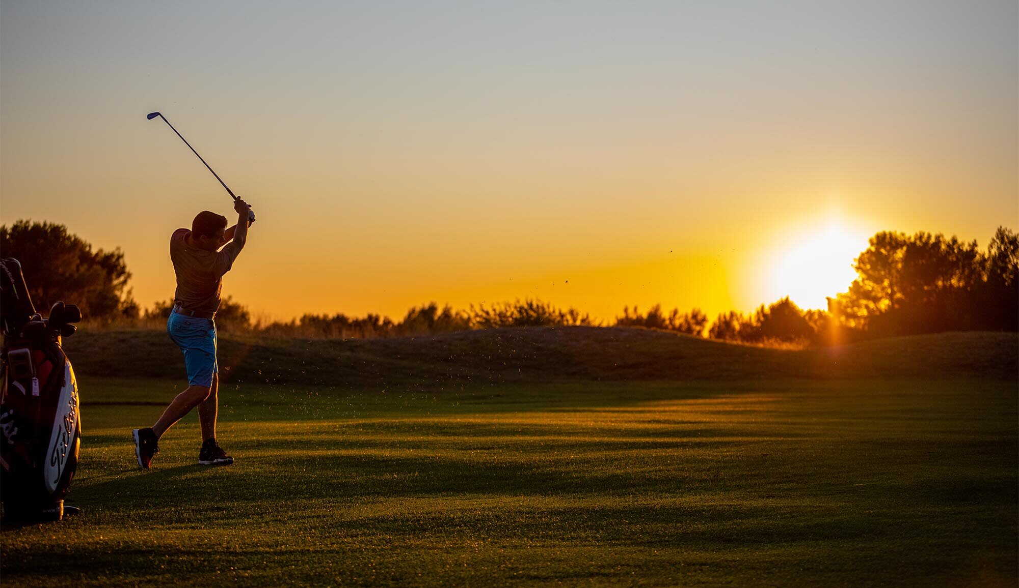 Golfer at sunset on the golf course at Golf de Saumane in Provence next to the apartments Domaine de Provence Country Club Premium in Isle-sur-la-Sorgue