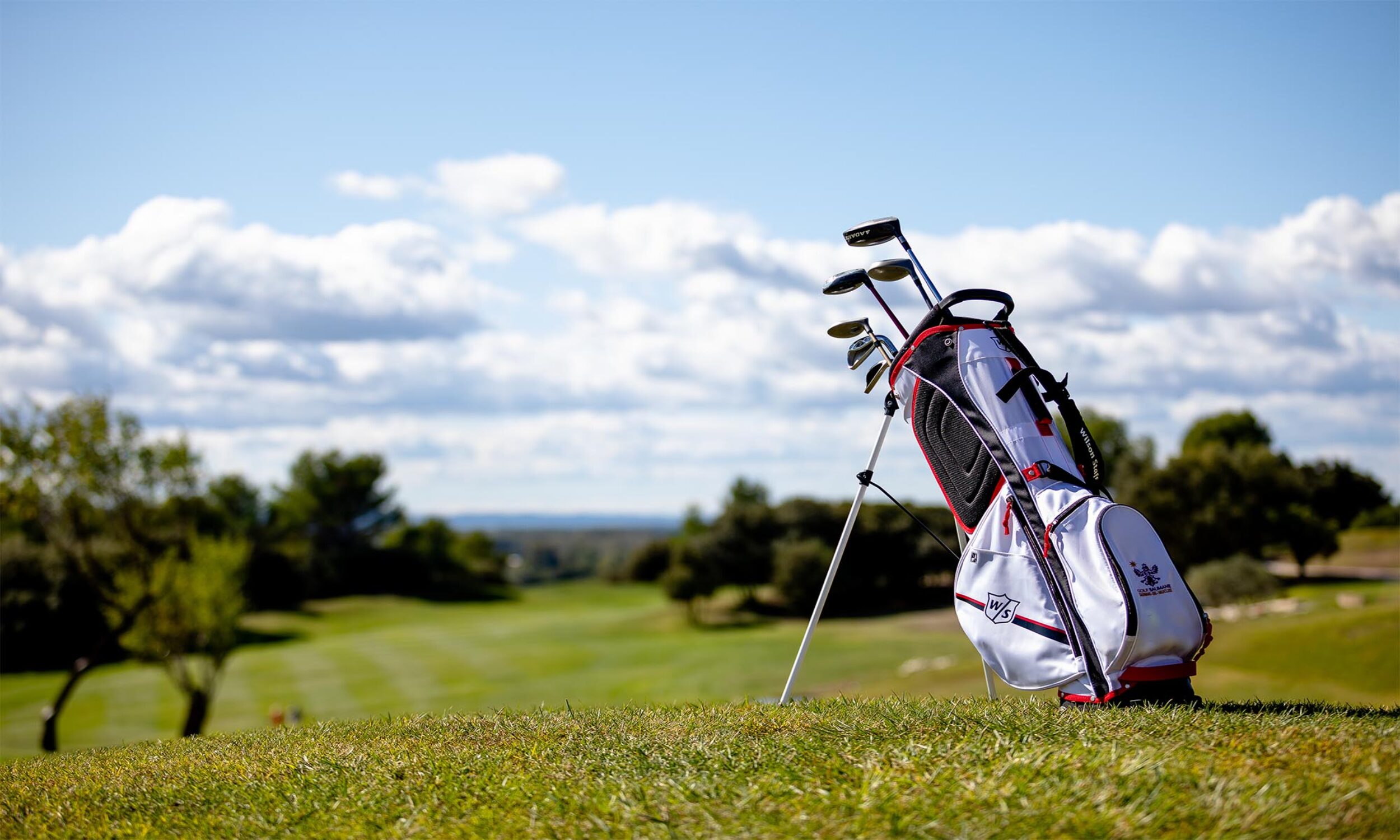 Golf bag on the course at Golf de Saumane in Provence next to the apartments Domaine de Provence Country Club Premium